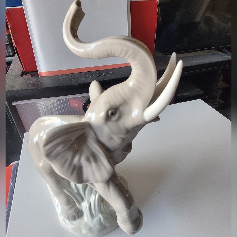 NAO ELEPHANT Rare Vintage by Lladro made in Spain excellent condition